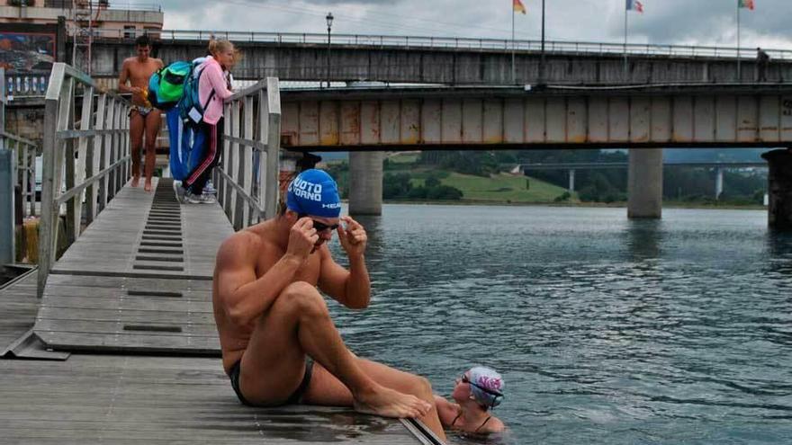 Nadadores entrenándose en la ría de Navia antes de la edición de 2015.