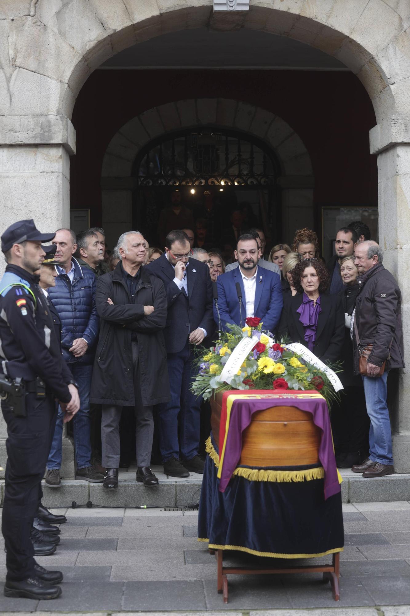 EN IMÁGENES: Mieres se echa a la calle para despedir a su Alcalde, Aníbal Vázquez