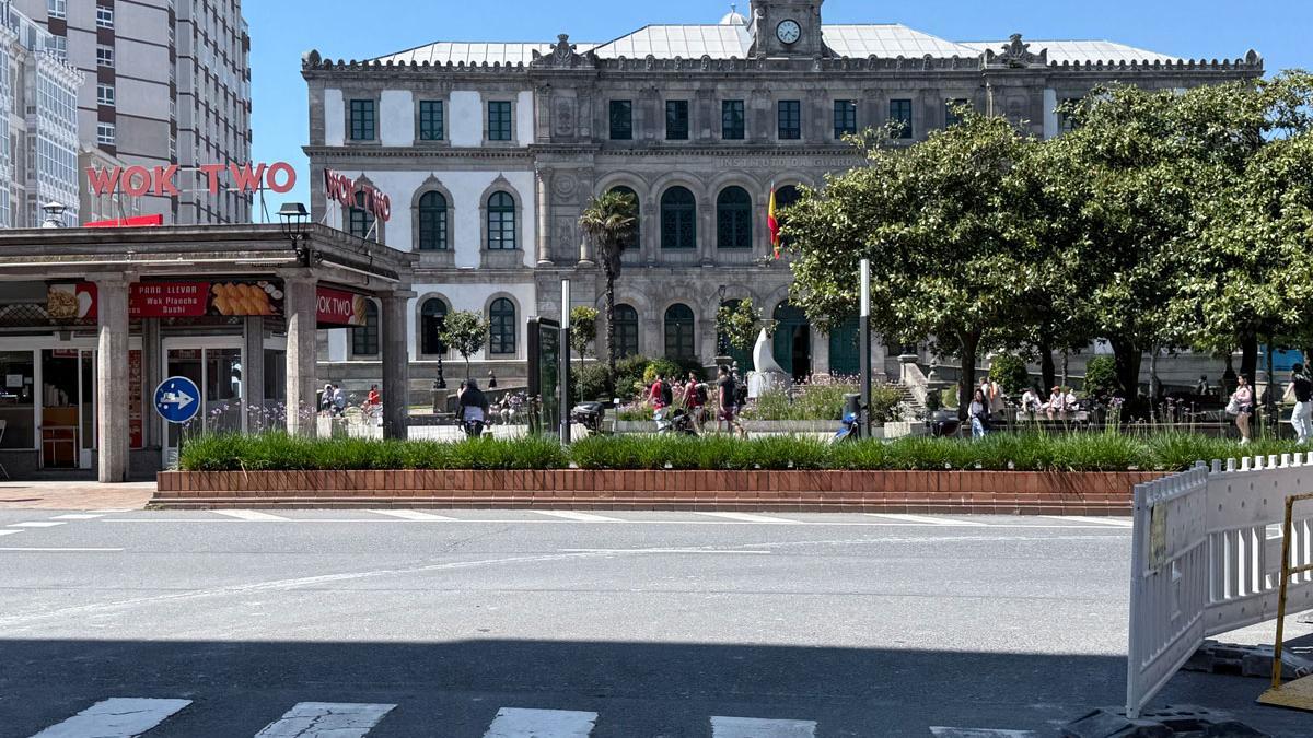 Zona de la plaza de Pontevedra donde el Ayuntamiento abrirá una salida desde la calle Payo Gómez hacia el paseo marítimo de Riazor a través de Modesta Goicouría.