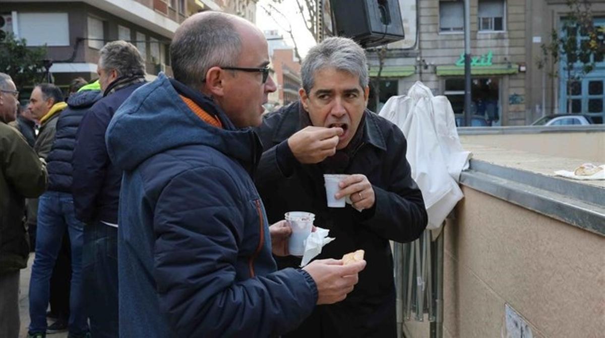 El candidat de Democràcia i Llibertat, Francesc Homs, en una xocolatada benèfica a Badalona, amb el líder municipal de CDC, Ferran Falcó.