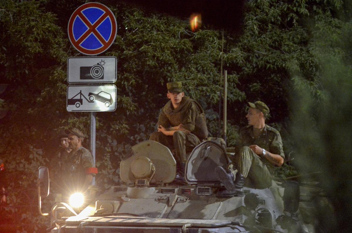 Rostov-on-don (Russian Federation), 23/06/2023.- Russian servicemen block a street in downtown Rostov-on-Don, southern Russia, 24 June 2023. Security and armoured vehicles were deployed after private military company (PMC) Wagner Group’Äôs chief Yevgeny Prigozhin said in a video that his troops had occupied the building of the headquarters of the Southern Military District, demanding a meeting with Russia’Äôs defense chiefs. (Rusia, Ucrania) EFE/EPA/ARKADY BUDNITSKY