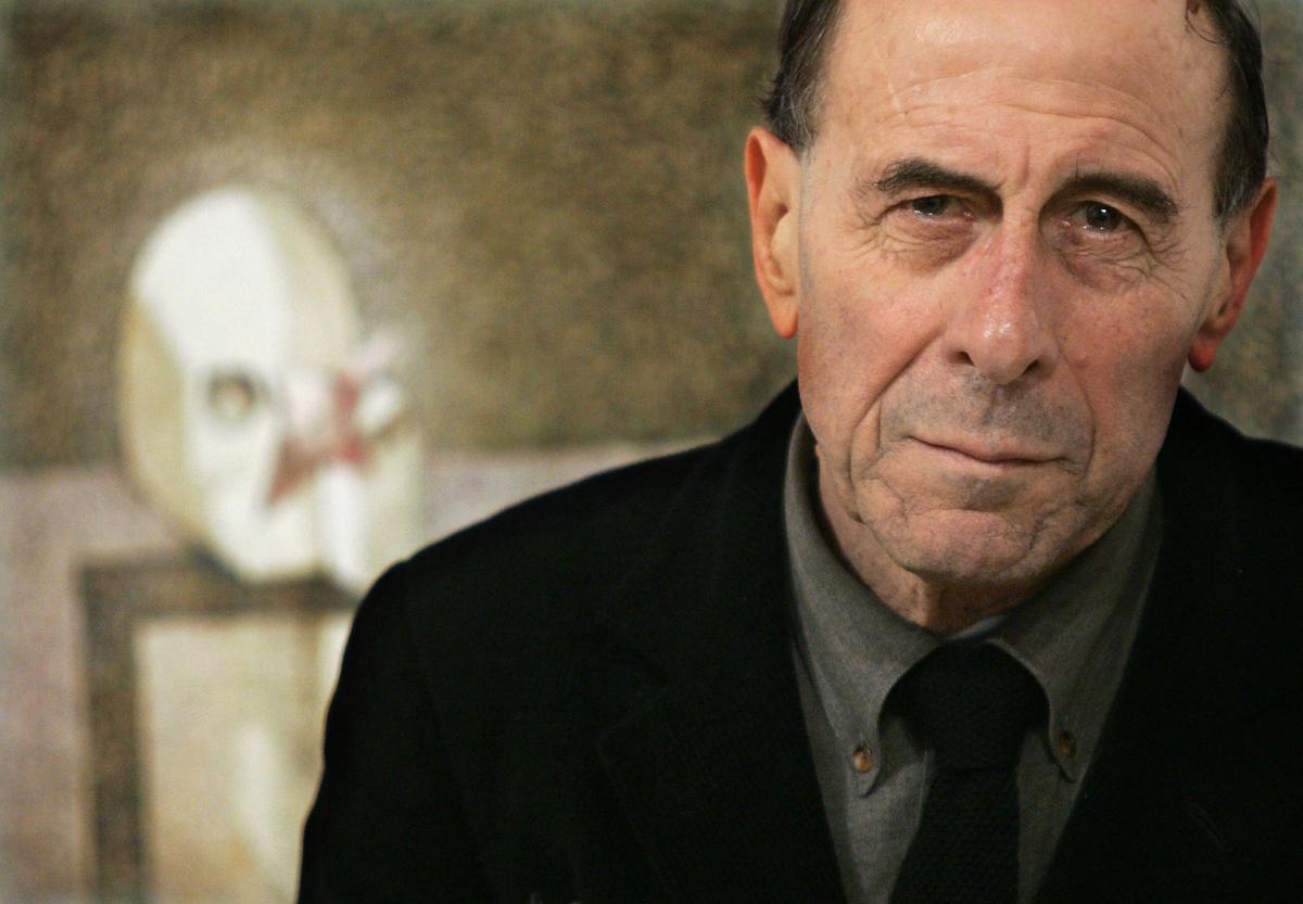 El pintor tinerfeño Cristino de Vera posa durante la inauguración de una de sus exposiciones en el Instituto Valenciano de Arte Moderno.