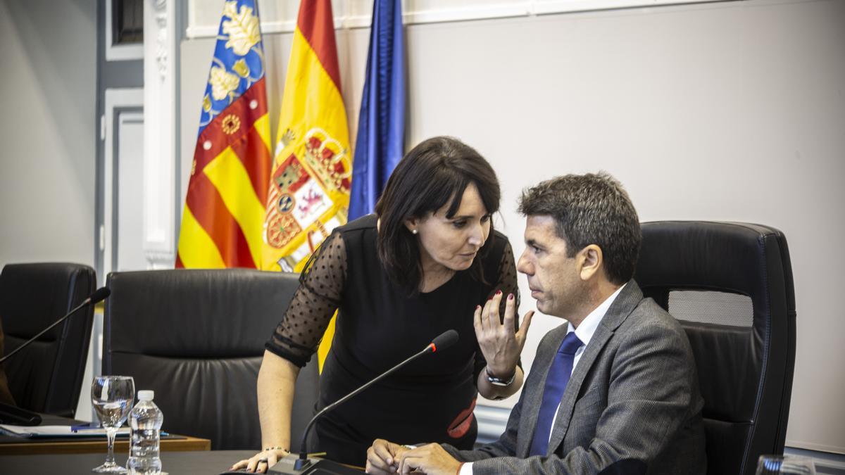 Julia Parra y Carlos Mazón conversan durante la celebración reciente de un pleno en la Diputación de Alicante