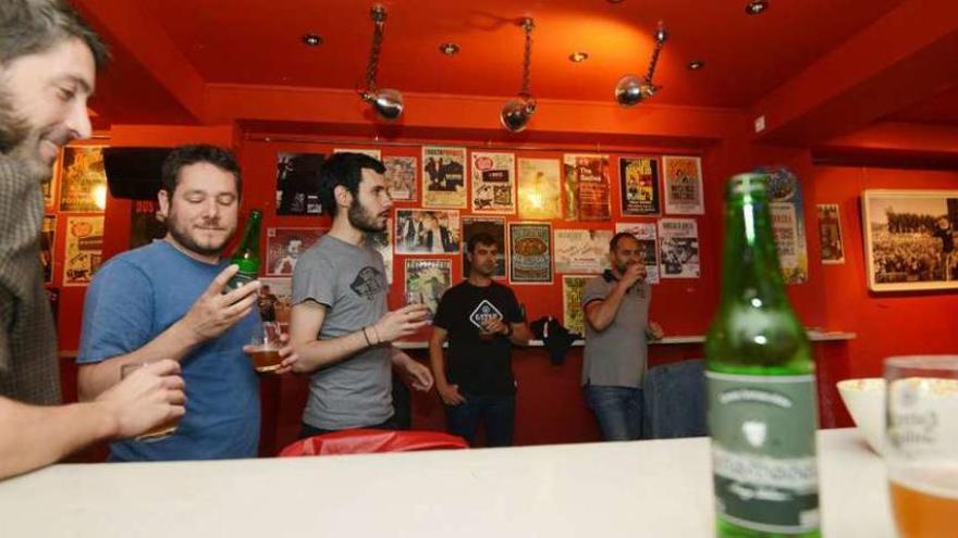 Cata de cervezas artesanas, ayer en El Pequeño. // Gustavo Santos