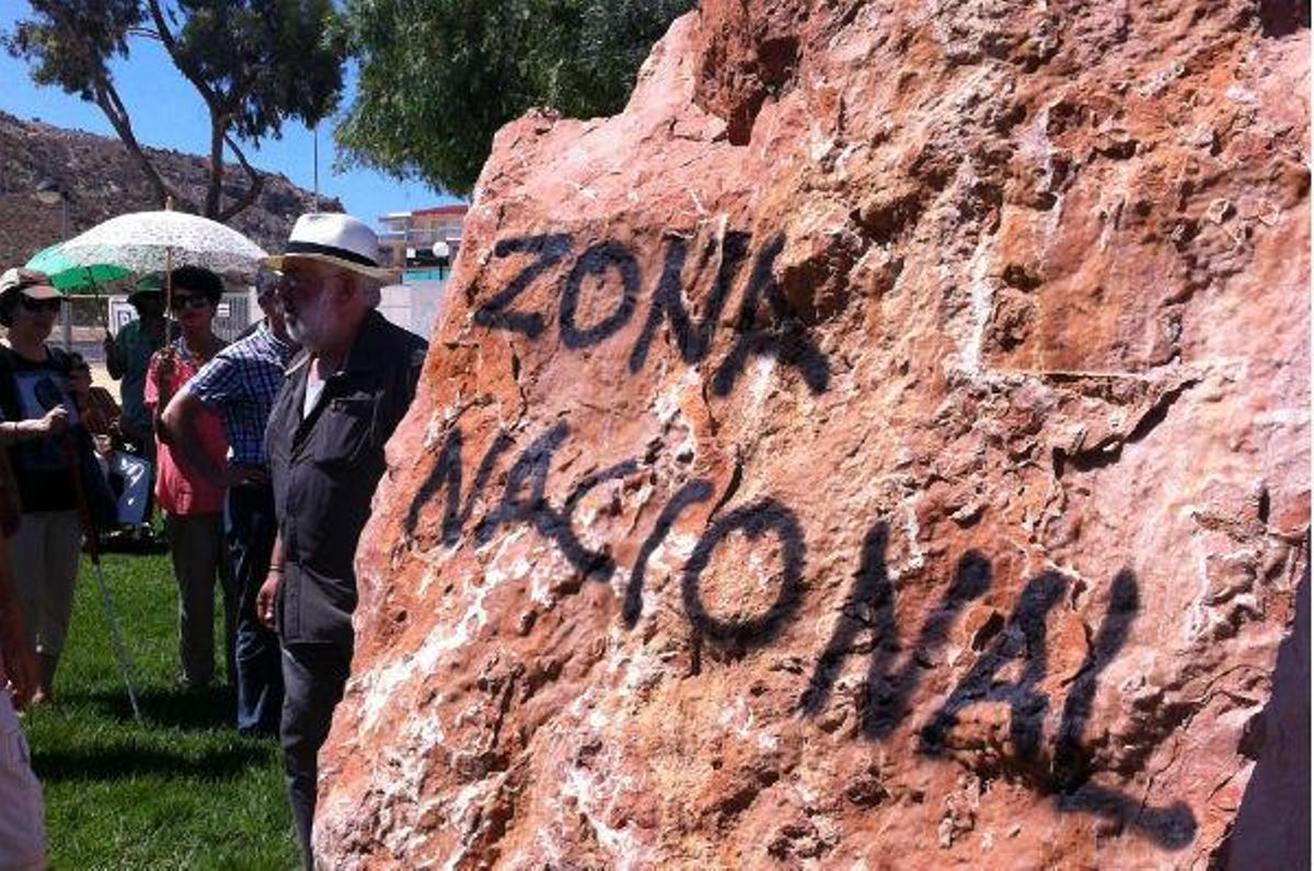 El memorial «Campo de los Almendros» se inaugura en Alicante con pinturas fascistas