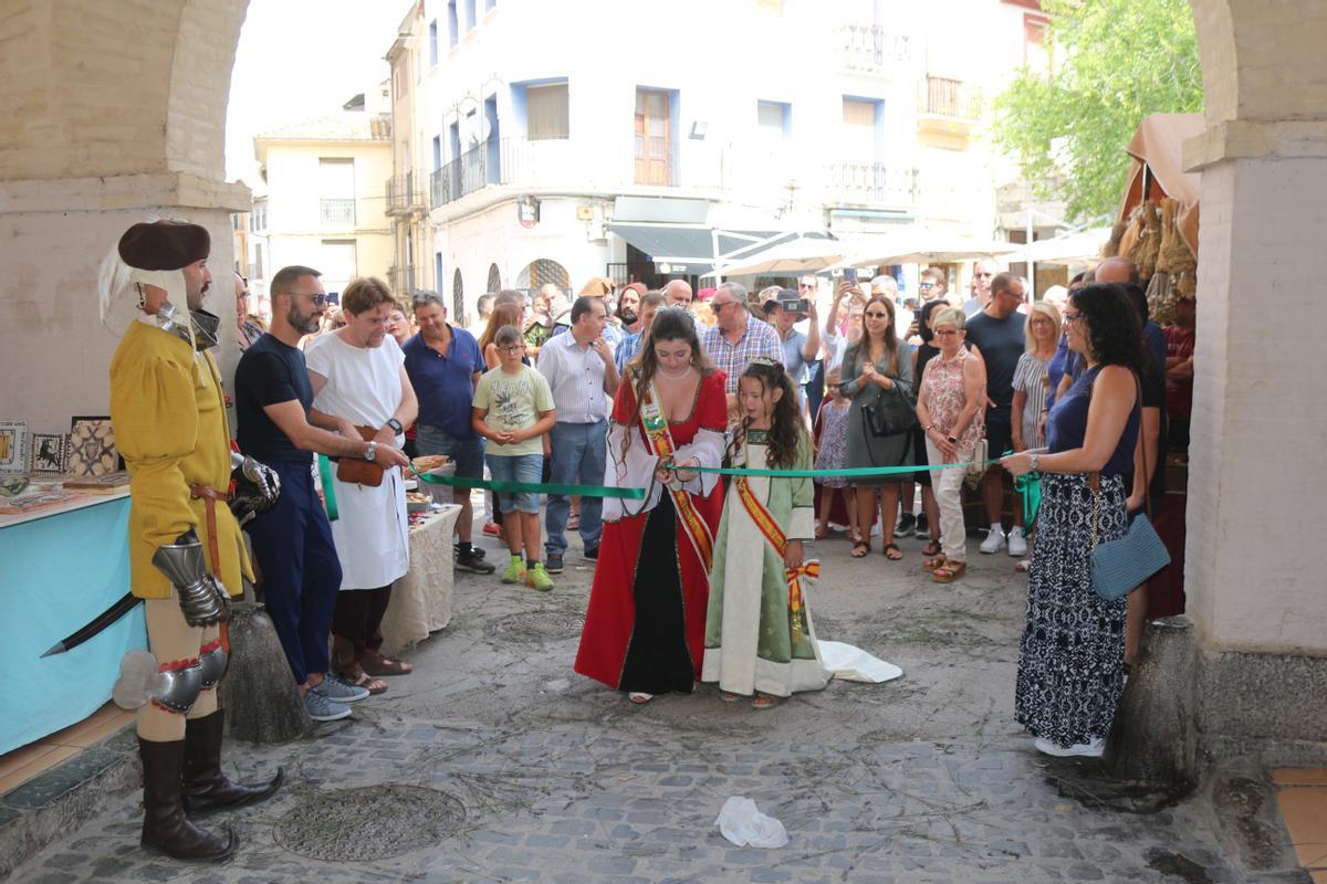 Las reinas de las fiestas cortaron la cinta inaugural.