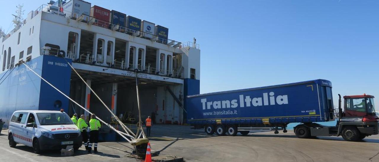 Operativa de carga de un camión de Transitalia en un buque de Grimaldi.