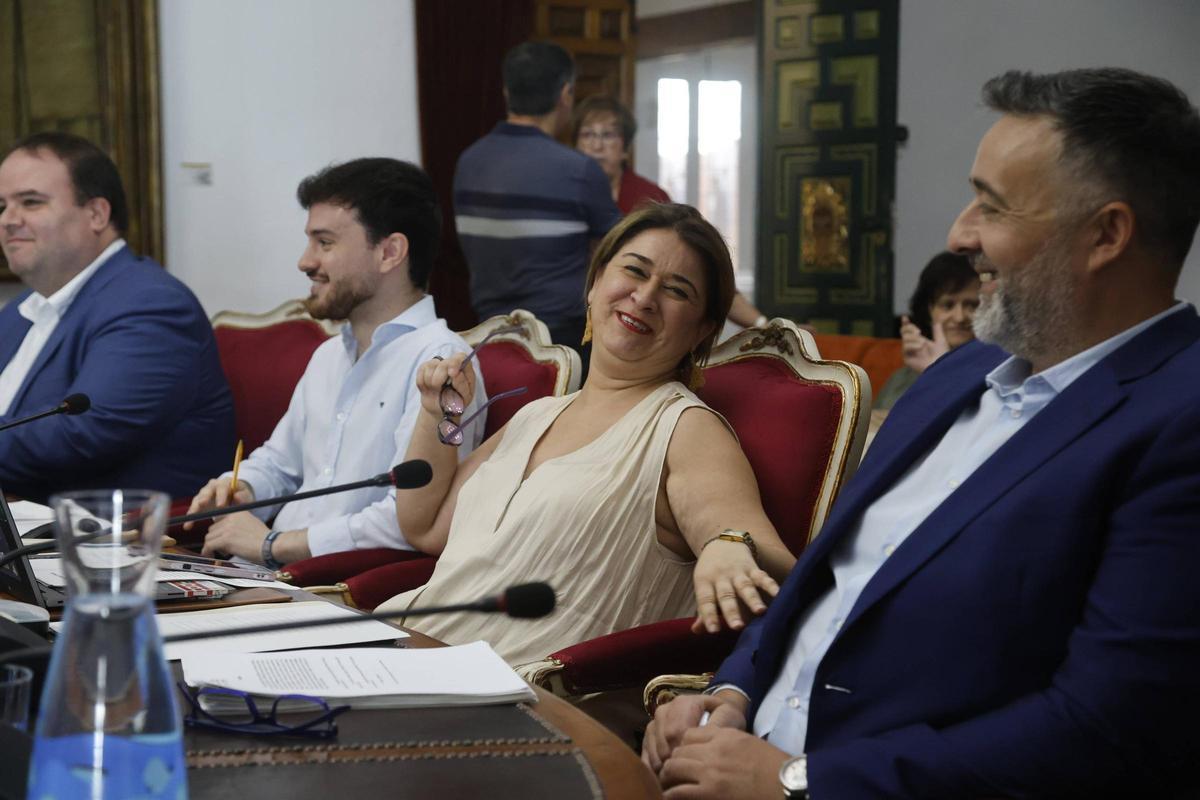 Irene Ruiz y Rafael Saco bromean durante el Pleno de la Diputación celebrado este miércoles.