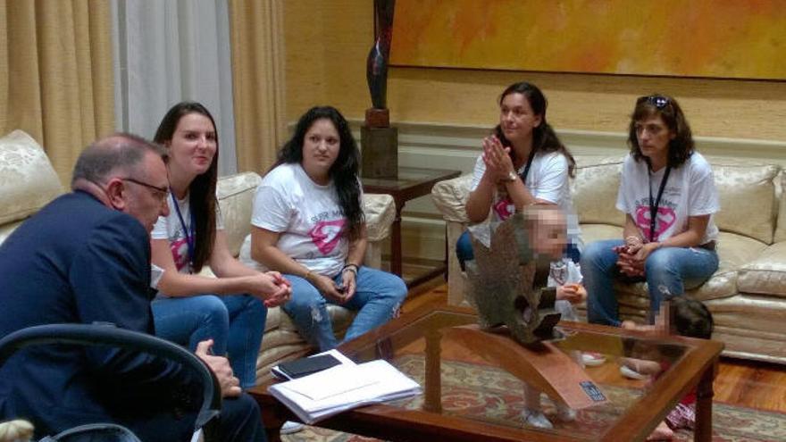 Las Súper Mamis van al Parlamento para reclamar una sanidad digna