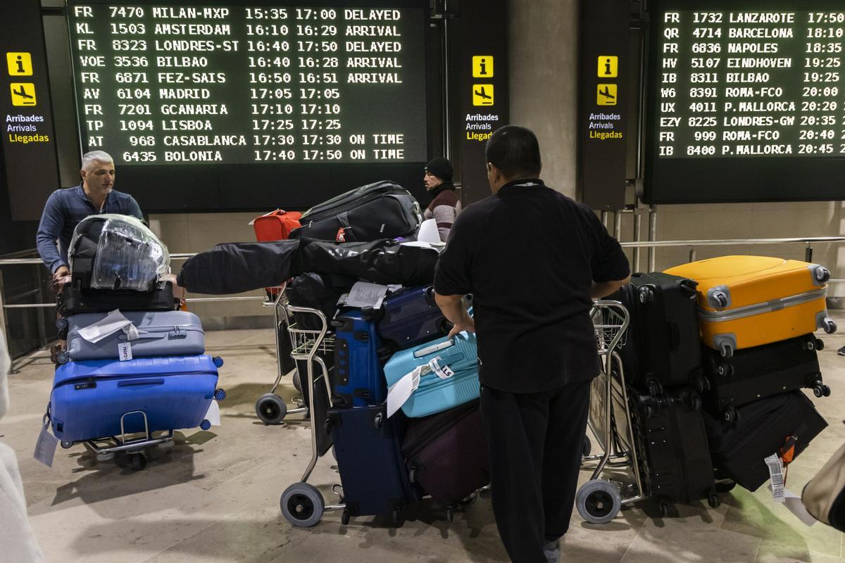 Pasajeros con maletas en el aeropuerto de Valencia en una imagen de archivo.