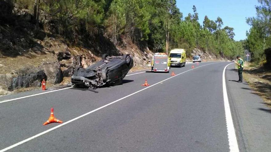 Estado del vehículo que se salió ayer de la vía en la N-540, a su paso por el concello de Lobios. // FdV