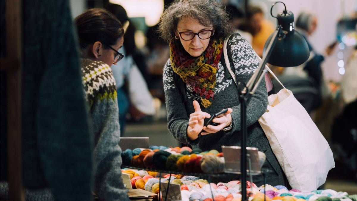 Una mujer en uno de los stands de la Love Yarn Madrid 2023.