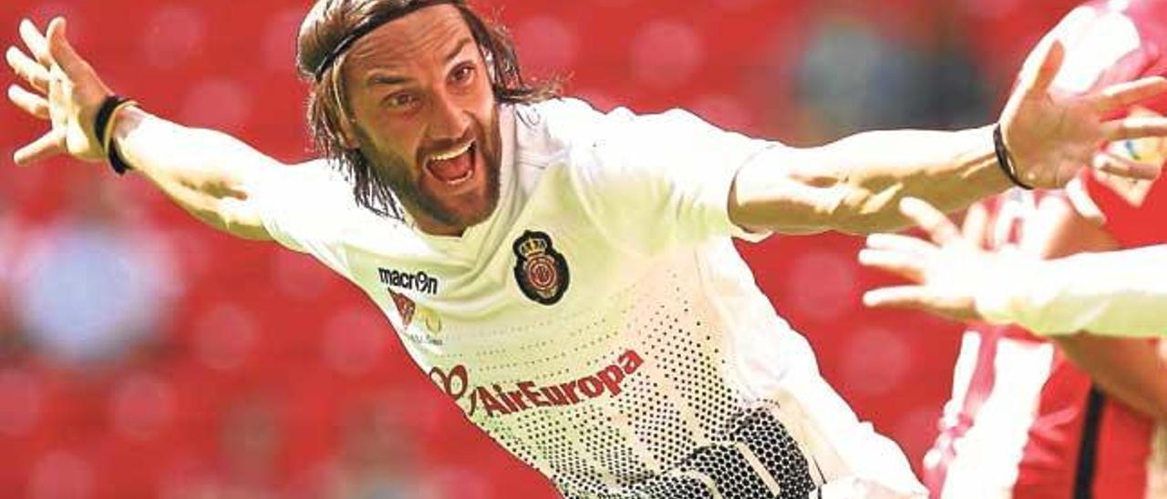 Rolando Bianchi celebra el gol marcado ayer en San Mamés.