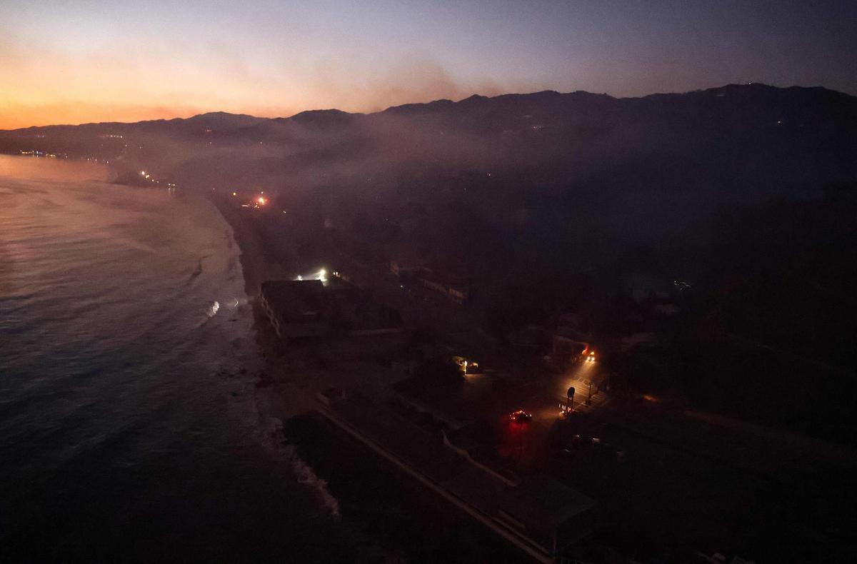 Devastación en las calles de Los Ángeles tras el fuego