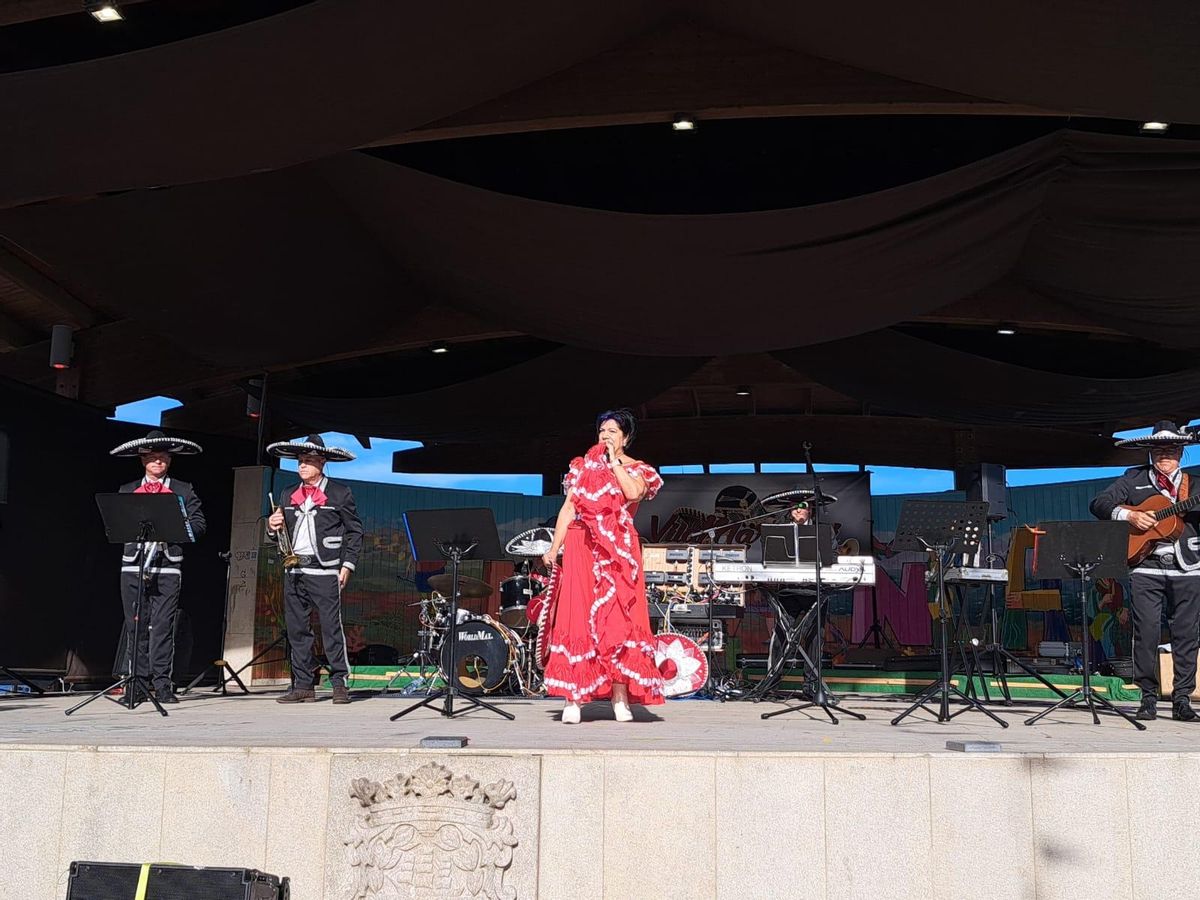 Actuación del grupo Vilamariachi en el palco de Moaña.