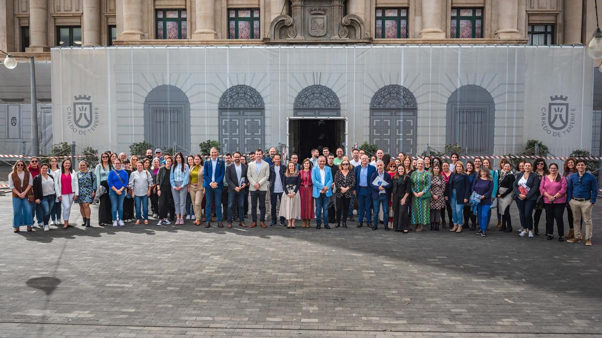 Foto de grupo del programa Barrios por el Empleo:Juntos más fuertes en la explanada del Cabildo de Tenerife