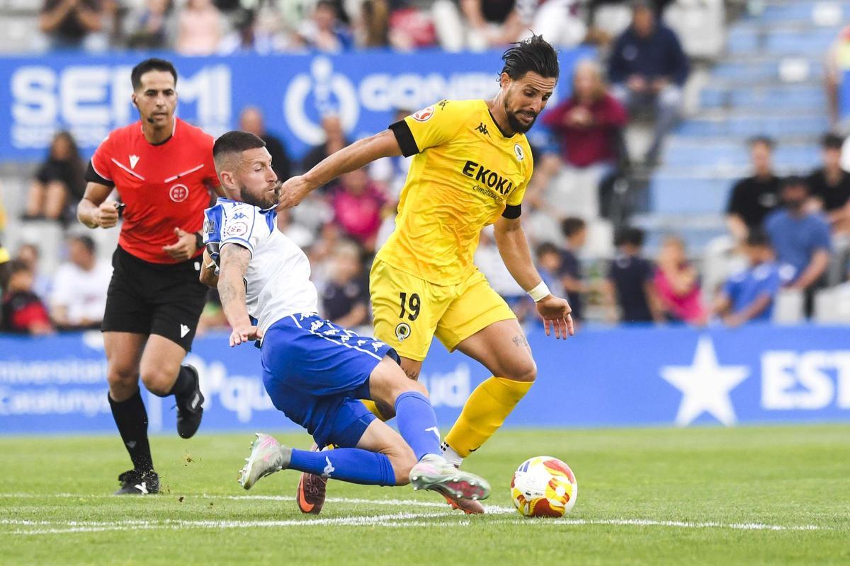 Fran Sol, a punto de perder el balón tras una entrada rival en el CE Sabadell - Hércules CF