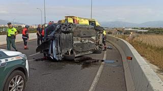 Schwerer Unfall nach Verfolgungsjagd: Auto überschlägt sich nahe Son Banya in Palma de Mallorca