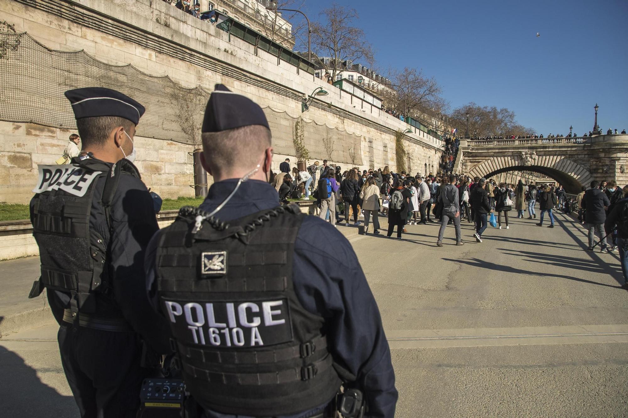 Agentes franceses desalojan una orilla del Sena por aglomeraciones.