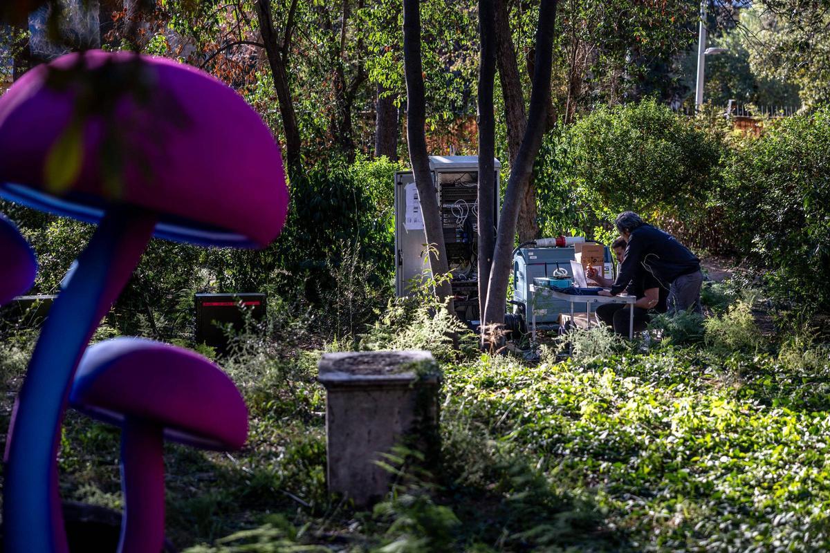 Unos operarios durante el montaje de Natura Encesa en el jardín de Torre Girona en 2023, en Barcelona.