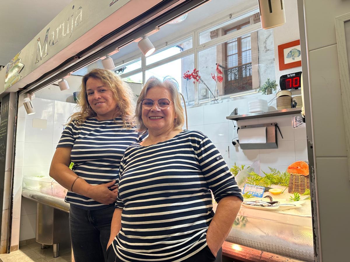 Nazaré y Loli Garrido, en su puesto de venta, en el plaza de abastos.