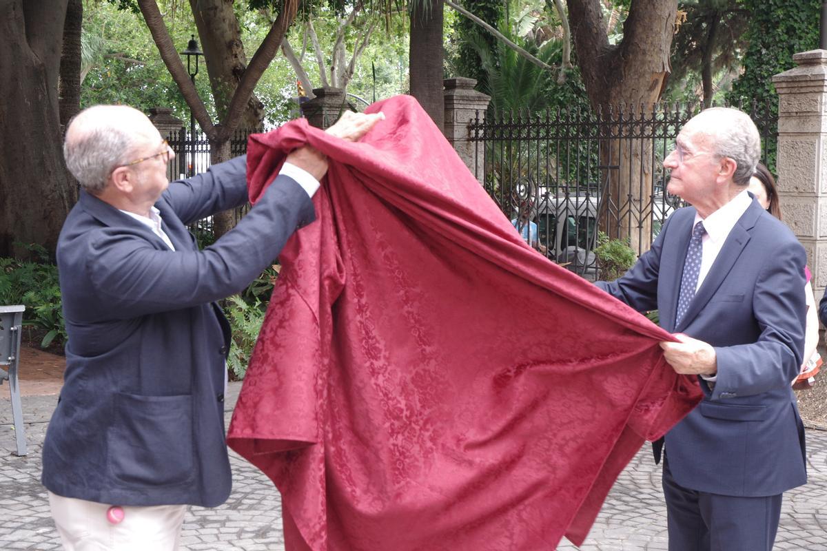 El Ayuntamiento instala un monumento en los jardines del Hospital Noble en reconocimiento al pintor Félix Revello de Toro