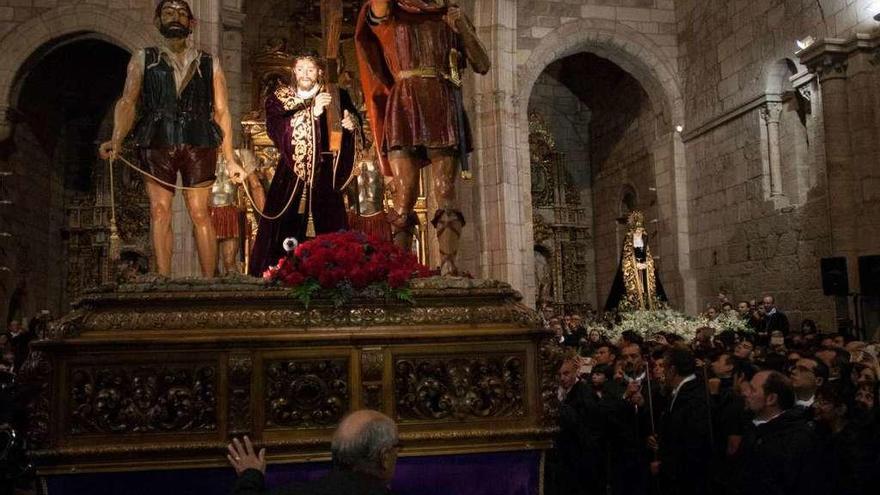 El Cinco de Copas durante el baile que realiza en el interior de San Juan.