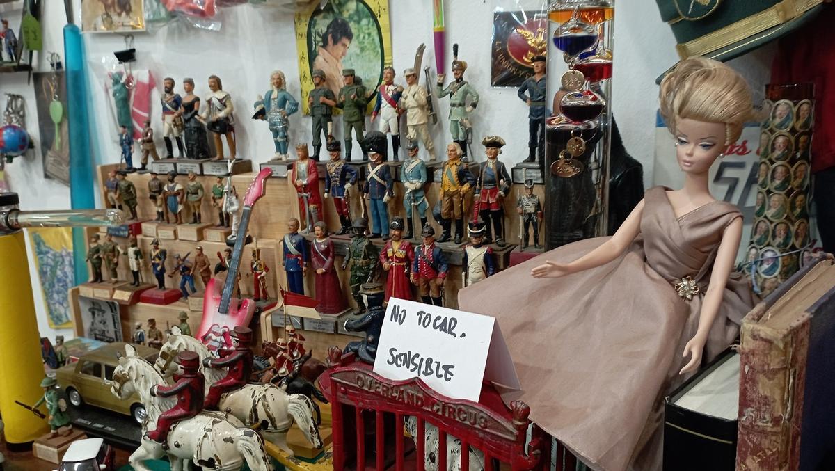 Un detalle de ‘Roto’, con muñecas y miniaturas de personajes de uniforme, incluidos don Juan Carlos y doña Sofía.