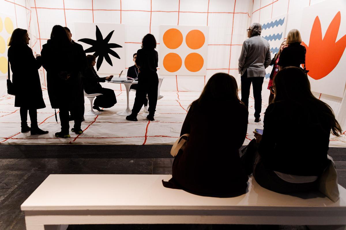 Varias personas observan una obra en la feria ARCO Madrid 2025. Varias personas observan una obra en la feria ARCO Madrid 2025.