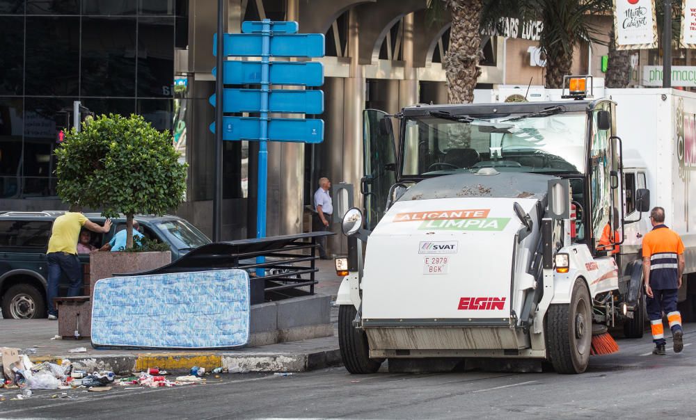 Las calles de Alicante se recuperan poco a poco de las fiestas