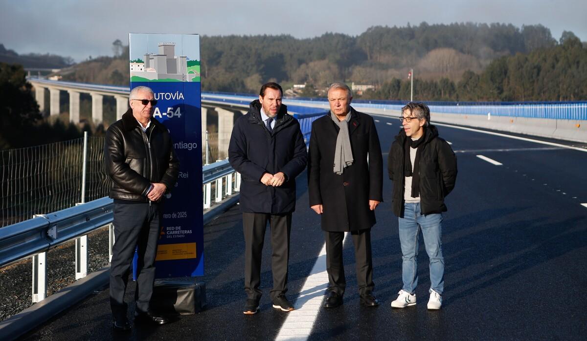 El alcalde de Melide, José Manuel Pérez, primero izquierda, con el ministro Puentes en la apertura del tramo Palas-Melide de la A-54