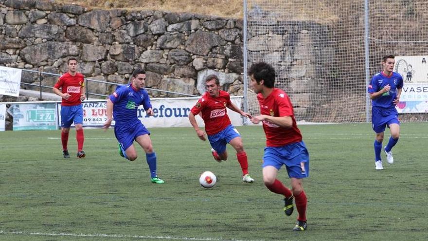 Un lance del partido jugado ayer en Os Carrís.