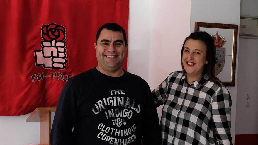 Daniel Lillo y María Martínez, ayer, en la sede del PSOE de Aller.