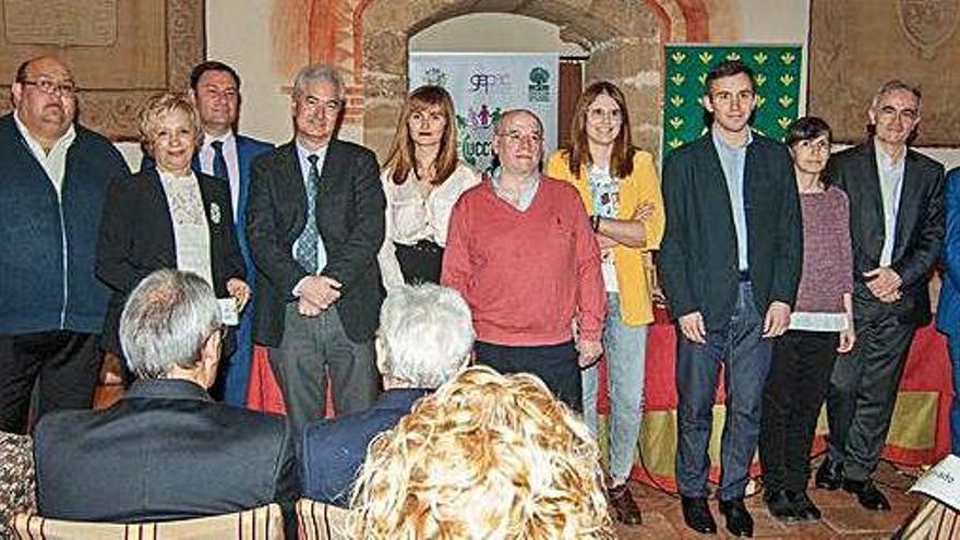 Foto de familia de los organizadores y de los científicos que han participado en las Jornadas Oncológicas.