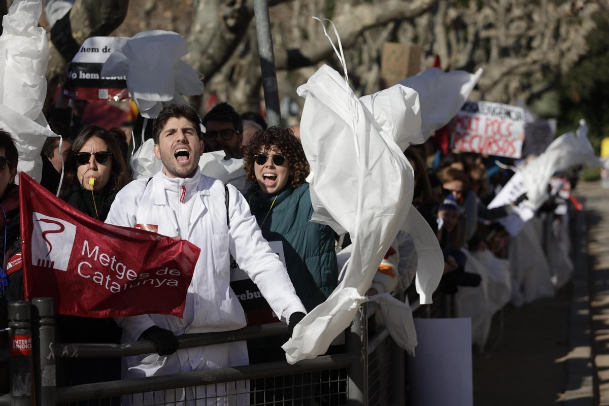 Multitudinaria manifiestación de médicos en el 2º dia de huelga