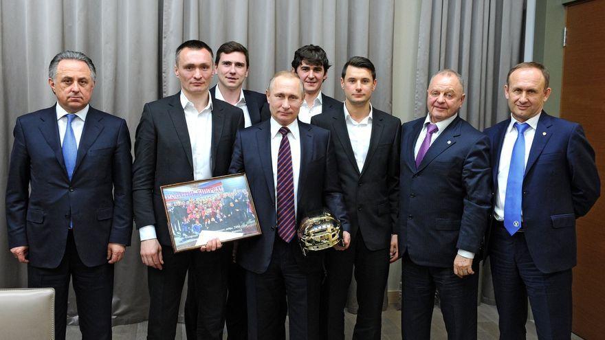 Vladimir Putin durante la recepción a la selección rusa de bandy, campeona del mundo en 2016. Boris Skrynnik es el segundo por la derecha.