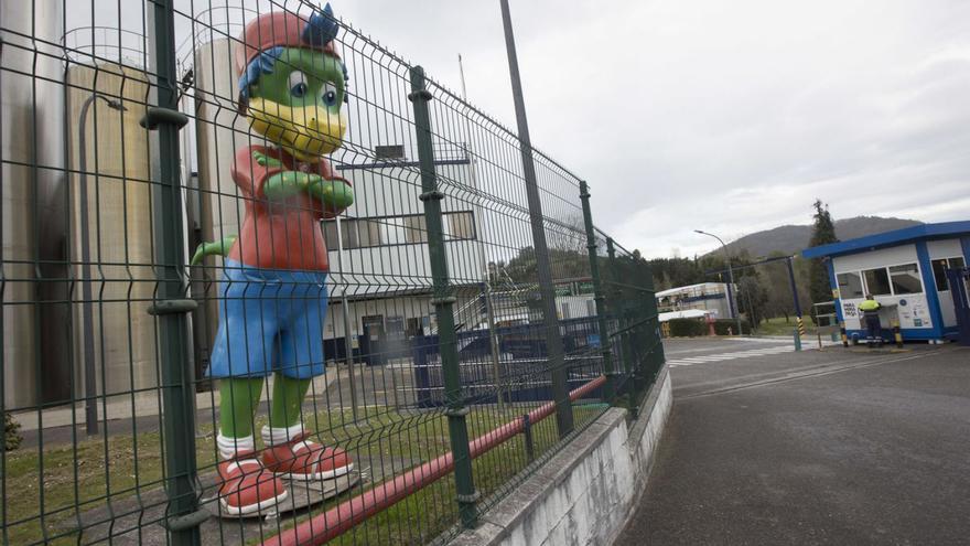 &quot;Dino&quot;, emblema de la fábrica de Danone, se queda en Salas y se instalará en el parque