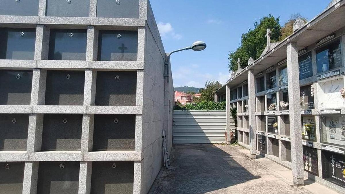 Cementerio de Coiro, con la parcela ocupada tras la valla metálica.