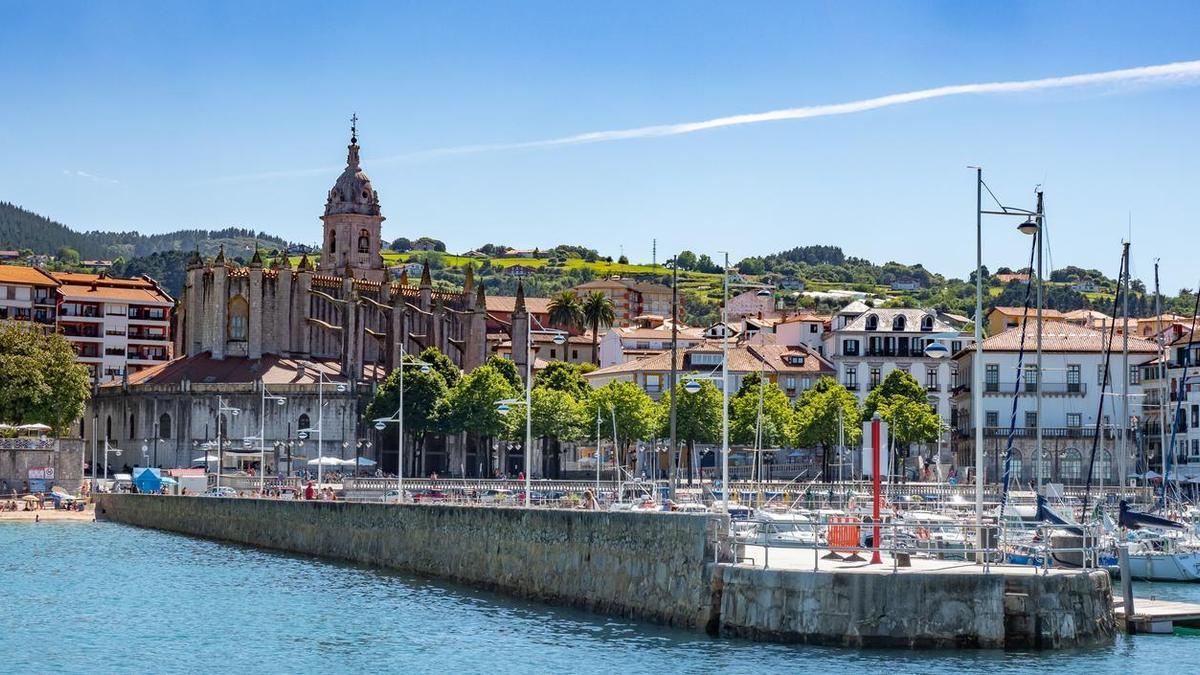 Iglesia y puerto de Zumaia visto desde el mar