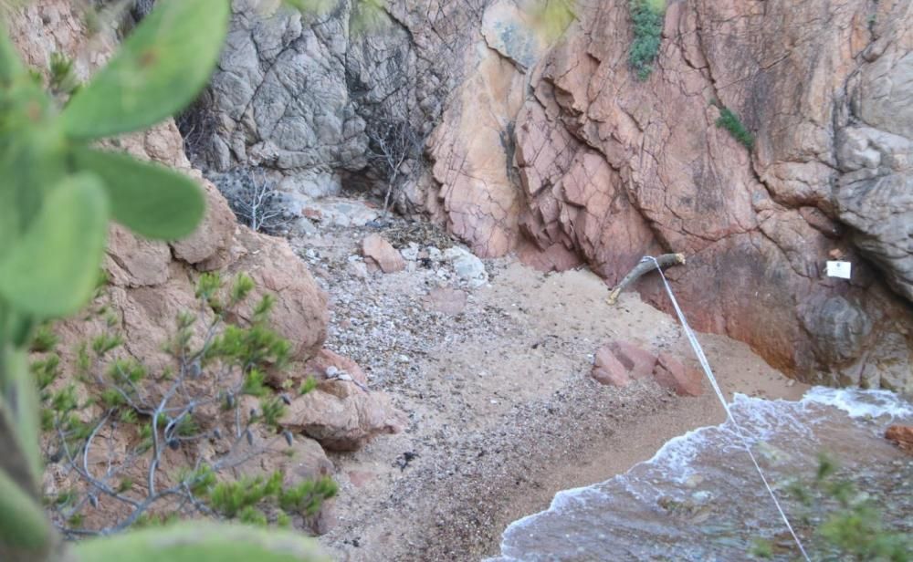 Rescatat un banyista ferit en caure-li una pedra al cap en una Cala de Palamós