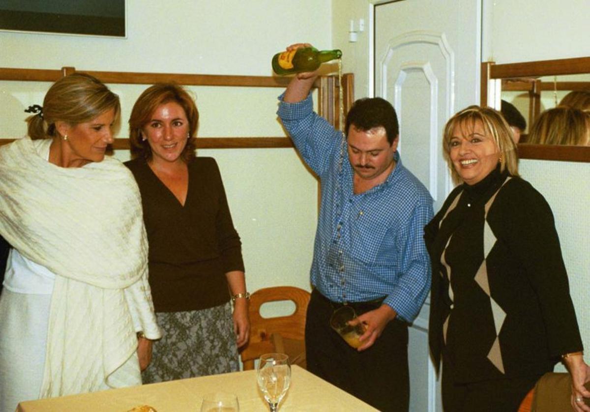 A la izquierda, por orden, Cuca García de Vinuesa, Isabel Lorenzo, Orlando Valledor y María Teresa Campos, en el local, en 2001. En el centro, Marino Álvarez y Mari Paz Canal, hace décadas, en la barra. A la derecha, el exterior del establecimiento a mediados del siglo XX. | JUAN PLAZA / MARCOS LEÓN