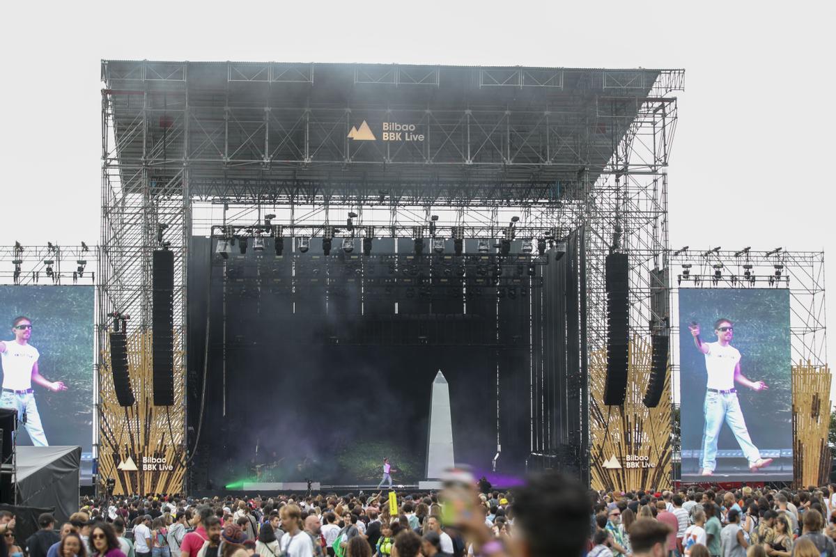 El músico y cantante Sen Senra durante su actuación en la primera jornada del Bilbao BBK Live que se celebra en la capital bilbaína. 