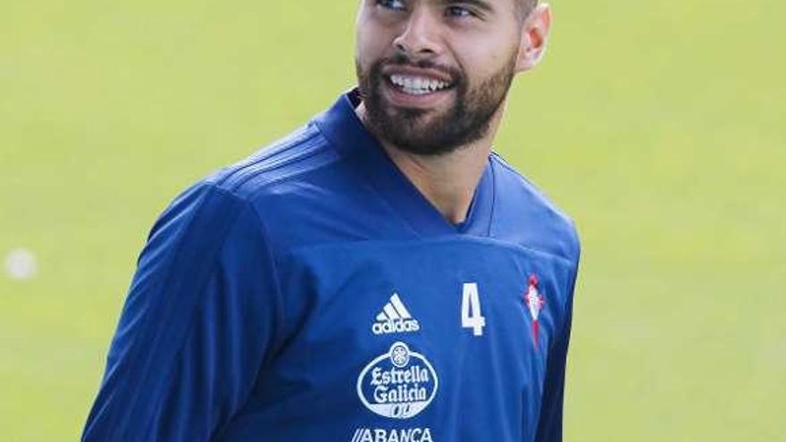 Néstor Araújo en un reciente entrenamiento del Celta. // Cristina Graña