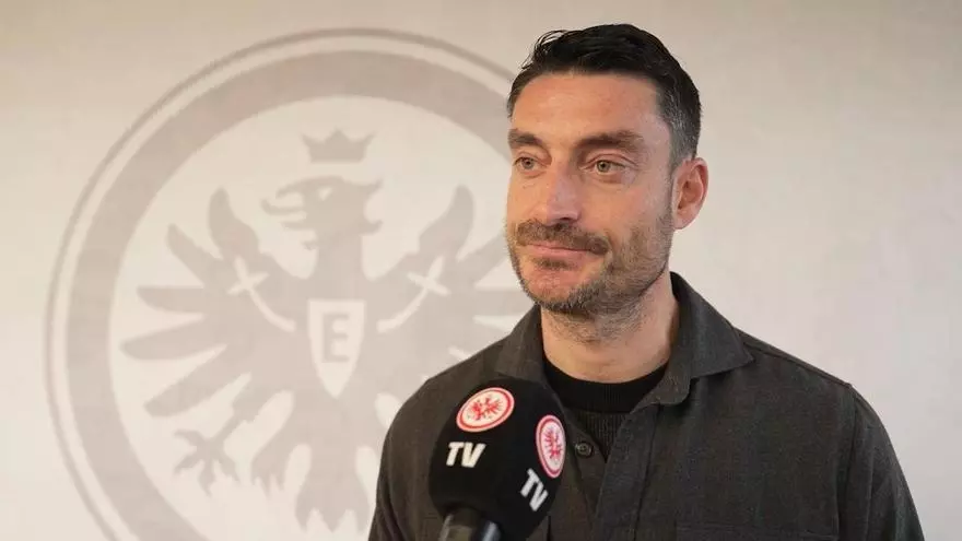 Albert Riera, en su primer día en el Eintracht Frankfurt: "El primer paso es dar plena confianza a los jugadores"