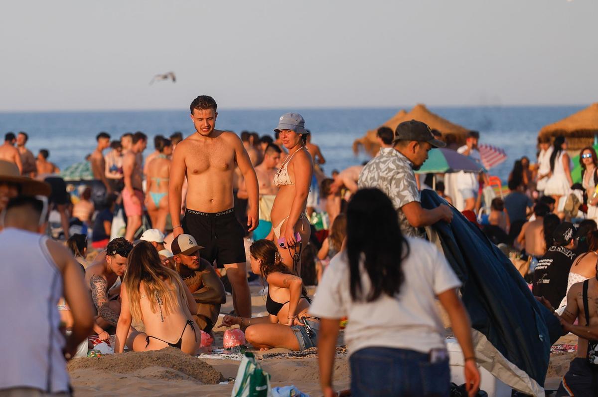 Todas las fotos de una noche de San Juan sofocante en las playas de València