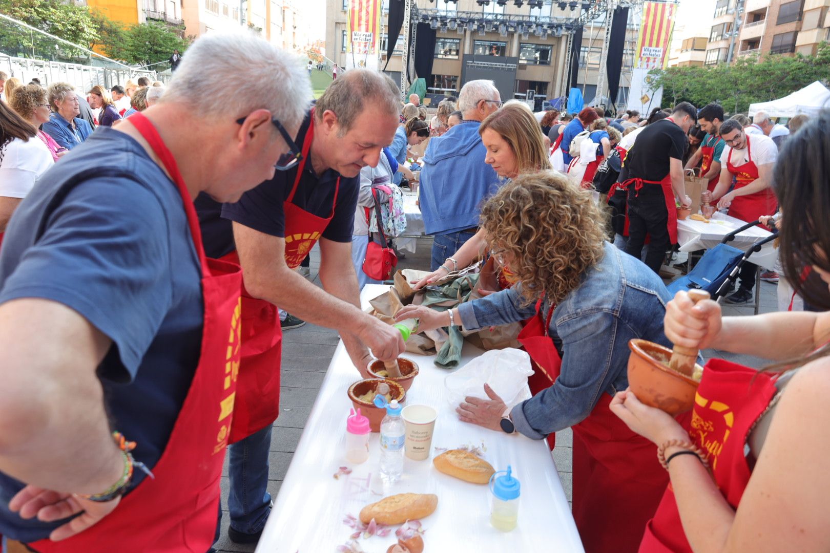 FOTOGALERÍA I Las imágenes de la Nit de la Xulla y del encuentro de elaboración de allioli de las fiestas de Vila-real