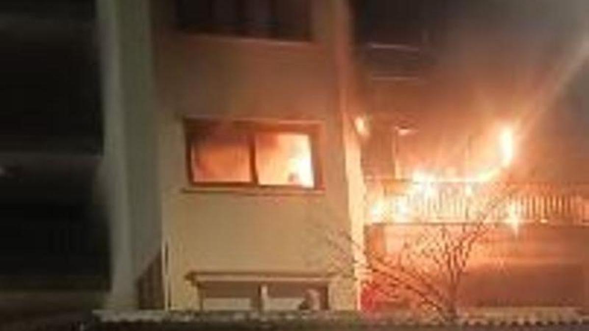 VÍDEO | Intoxicada una mujer al incendiarse una vivienda de un segundo piso en Palma