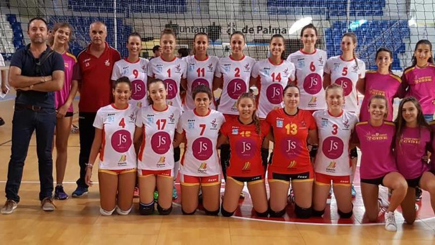 Jugadoras y técnicos del JS Hotels Cide posan ayer en Son Moix antes de su partido de Liga ante el Volei Grau.