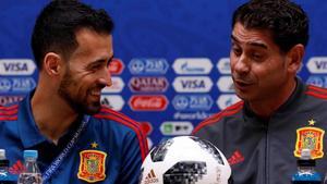 Busquets y Hierro, en la sala de prensa del estadio de Kaliningrado.