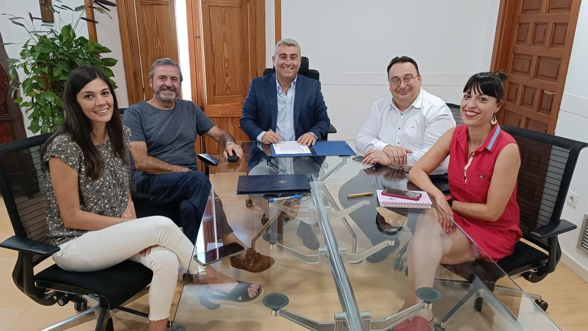 Autoridades y dirigentes del patronato, durante la firma del convenio.